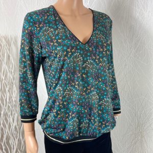 Blouse légère verte motif fleurs col V manches 3/4 Le Singe de Julie