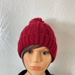Bonnet rouge bordeaux en tricot avec pompon