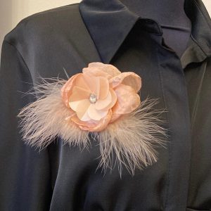 Broche bijoux femme fleur et plume avec strass brillant