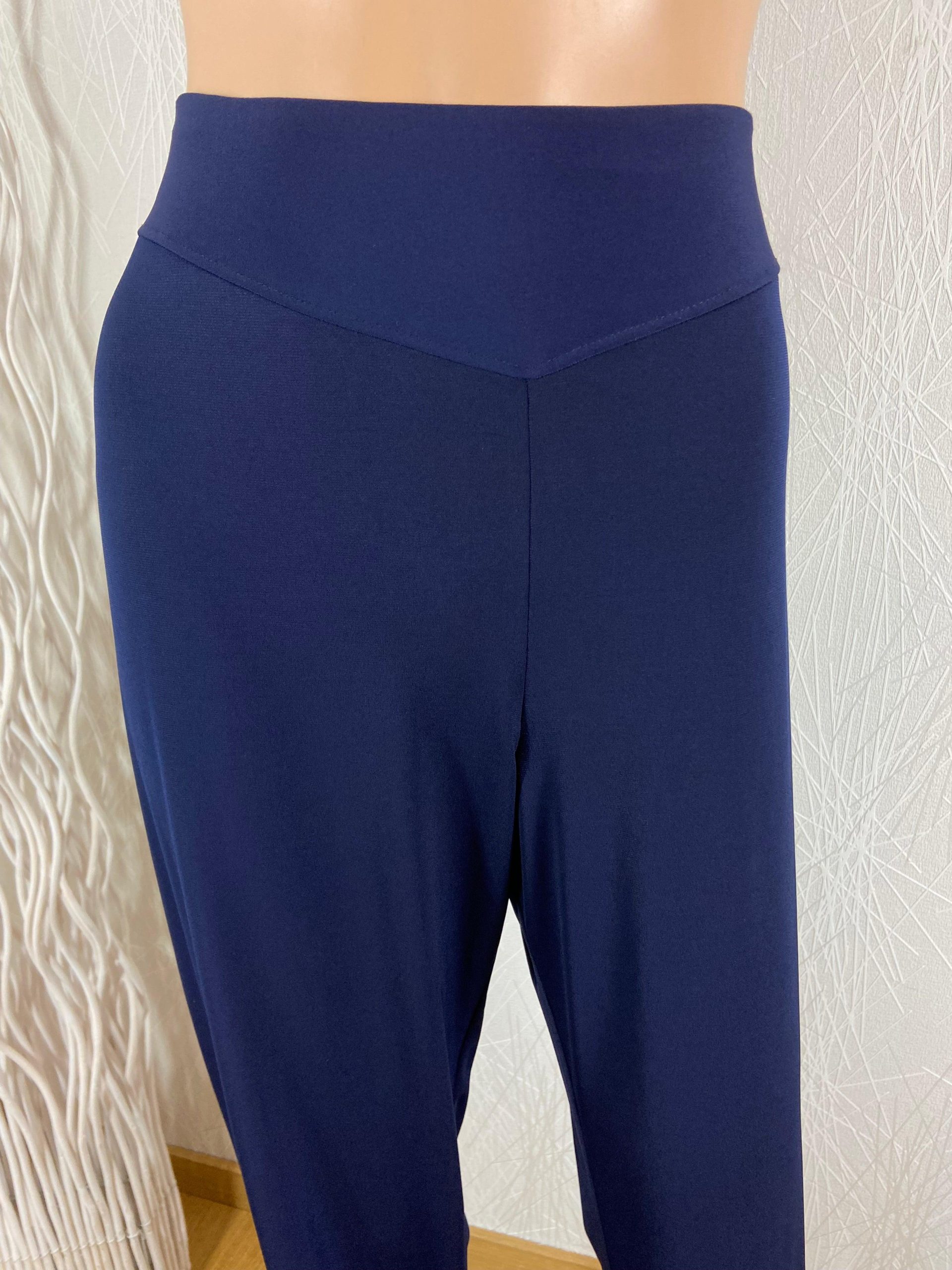 Pantalon fluide bleu marine taille haute élastique Nayat – Image 3