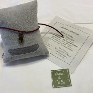 Bracelet rouge bordaux médaillon trèfle 4 feuilles perles argent Carré de Trèfles