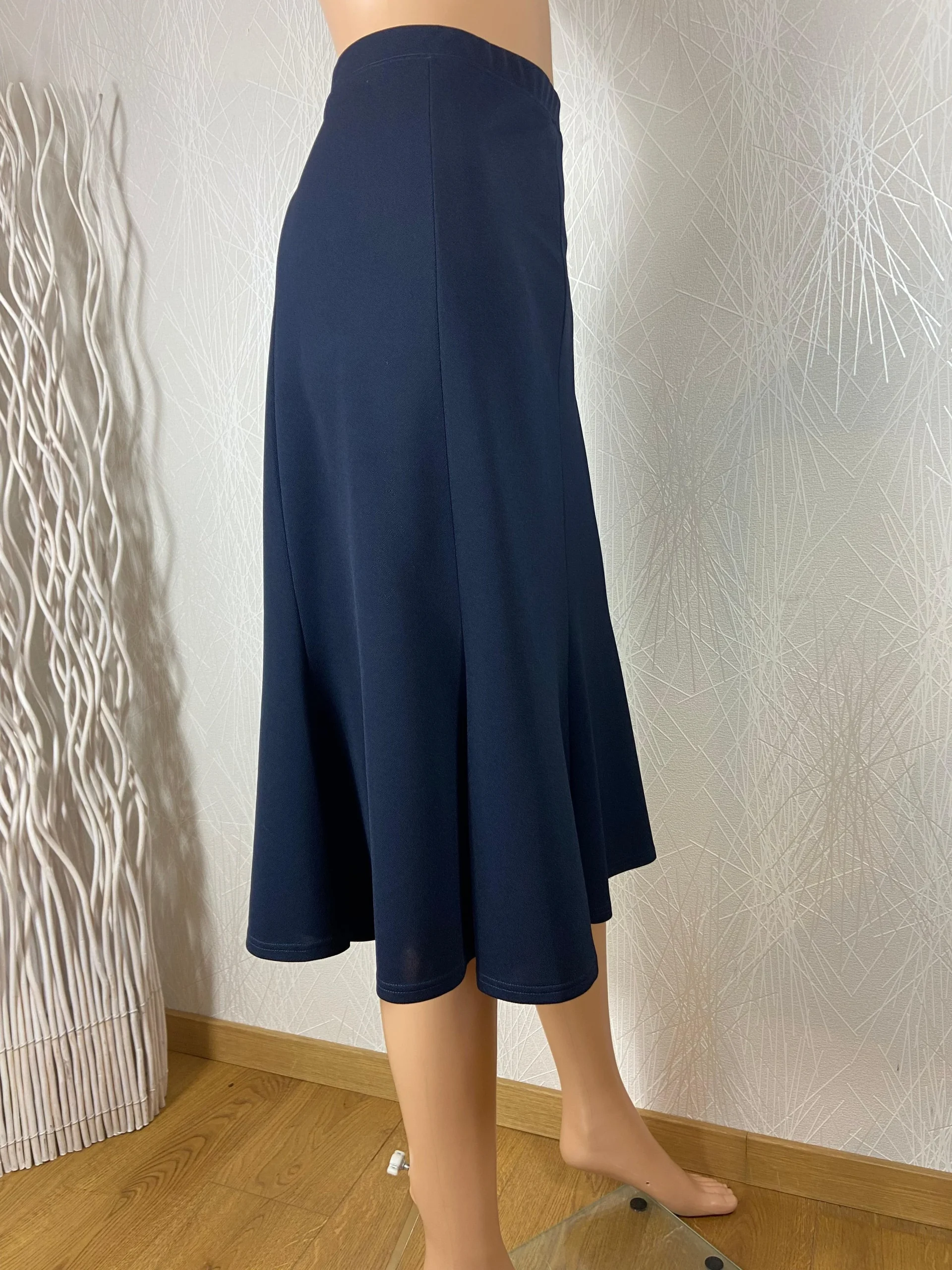 Jupe fluide évasée bleu marine taille haute élastique Gévana – Image 3