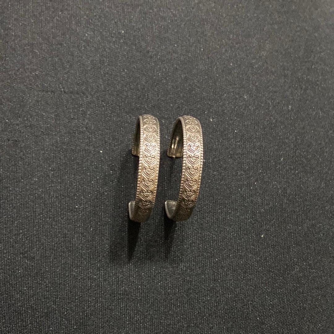 Boucles d’oreilles plaqué argent créoles à motifs Shabada – Image 4