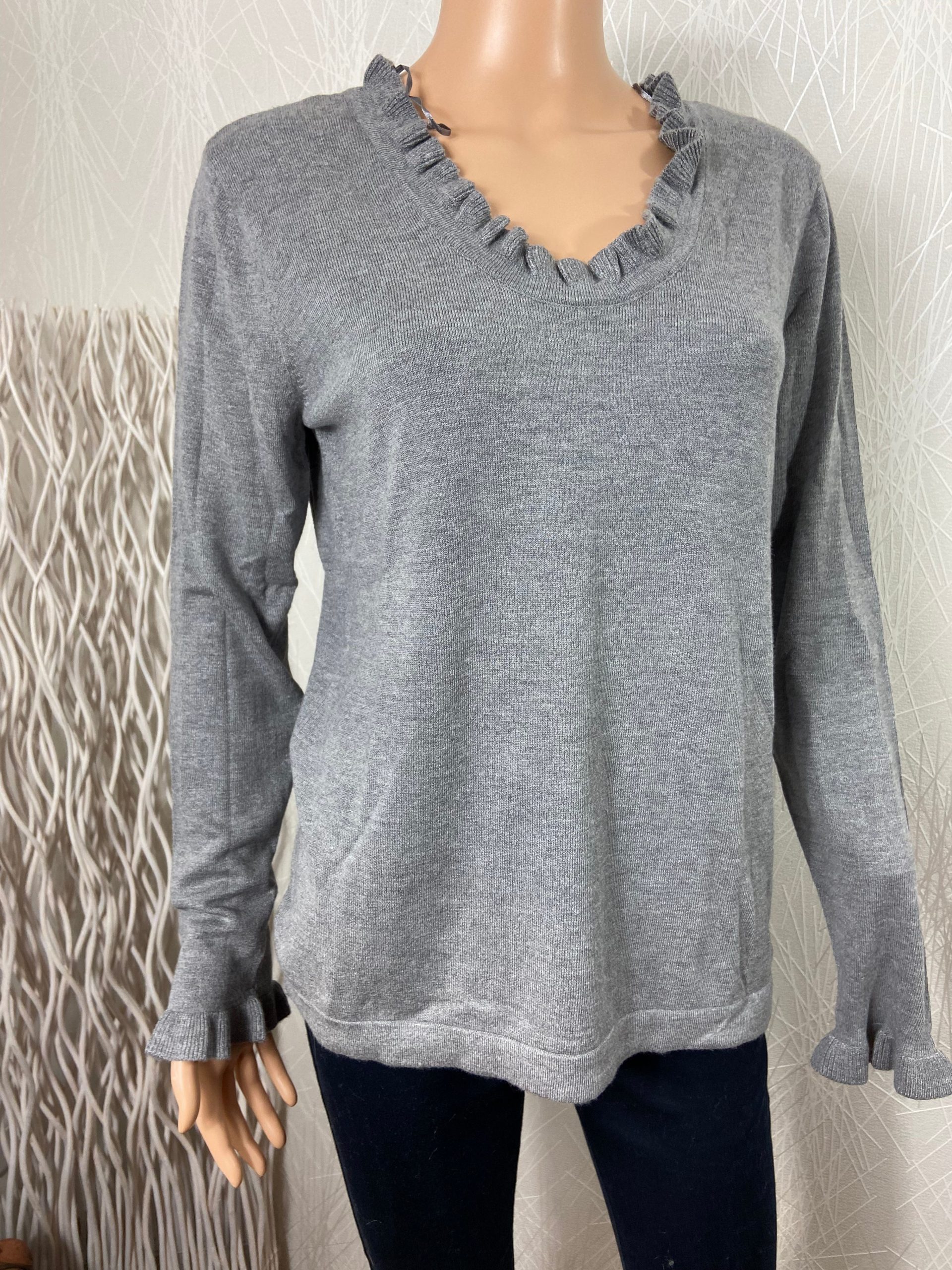 Pull gris col rond volants coupe droite Holly et Joey – Image 2