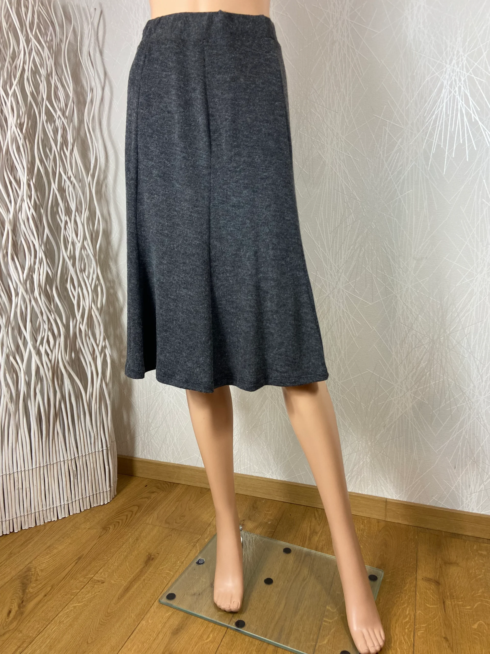 Jupe grise fluide évasée doublée taille haute élastique Nayat – Image 2