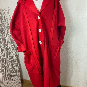 Manteau rouge ample 100% laine grande taille de la styliste Fabienne Thibeault