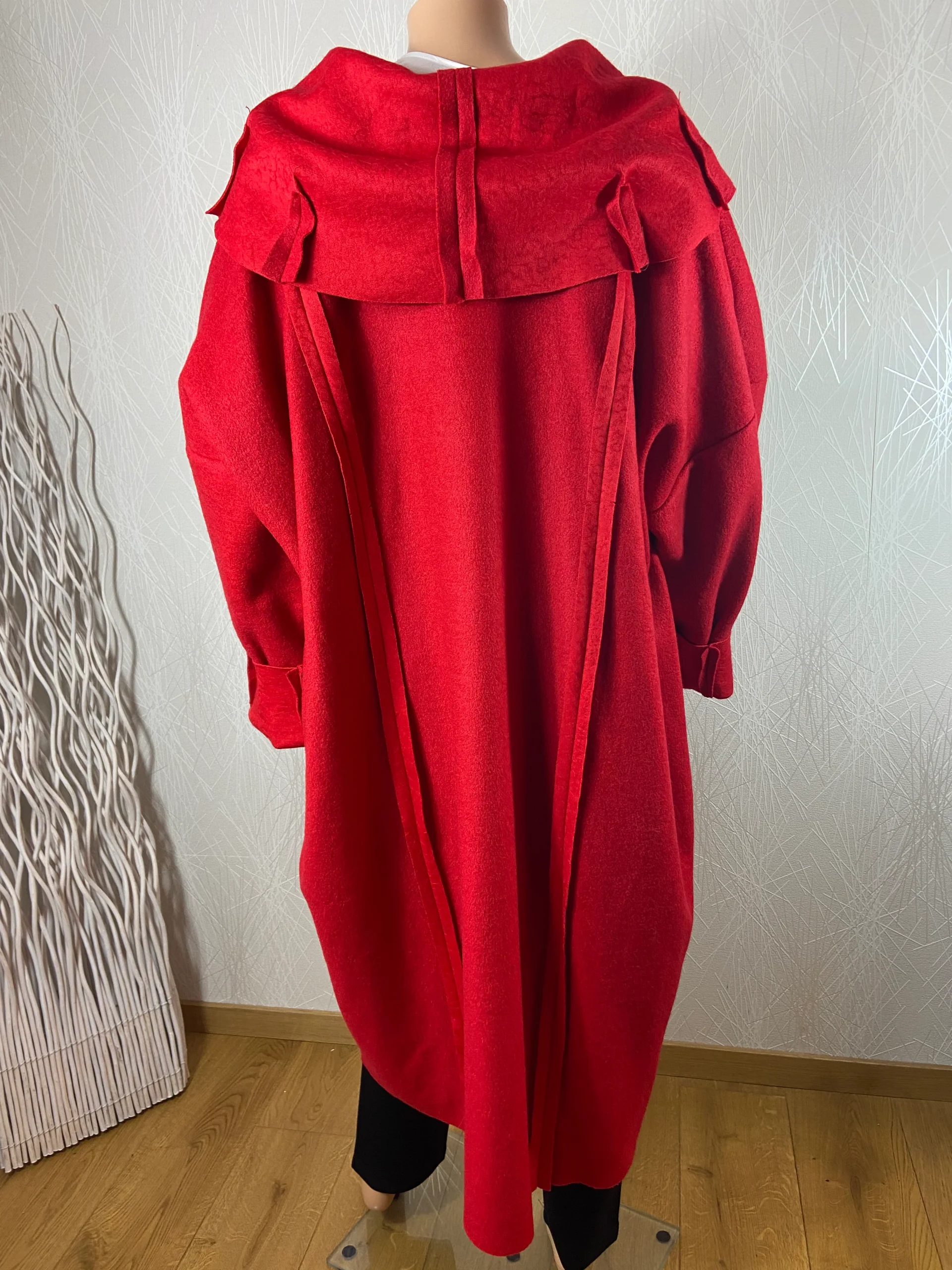 Manteau rouge ample 100% laine grande taille de la styliste Fabienne Thibeault – Image 4