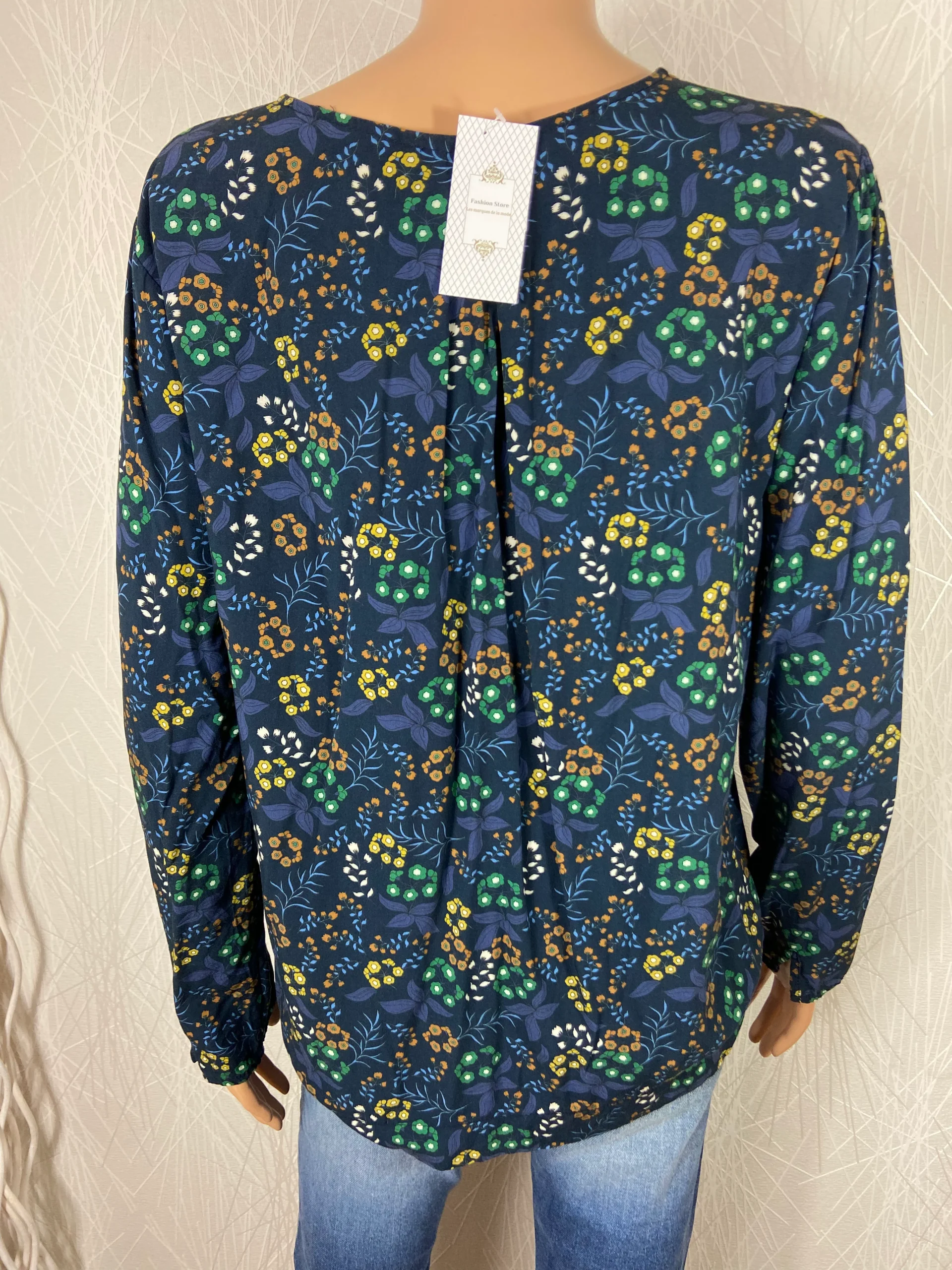 Blouse bleue fleurie manches longues col V Cosmoda – Image 4