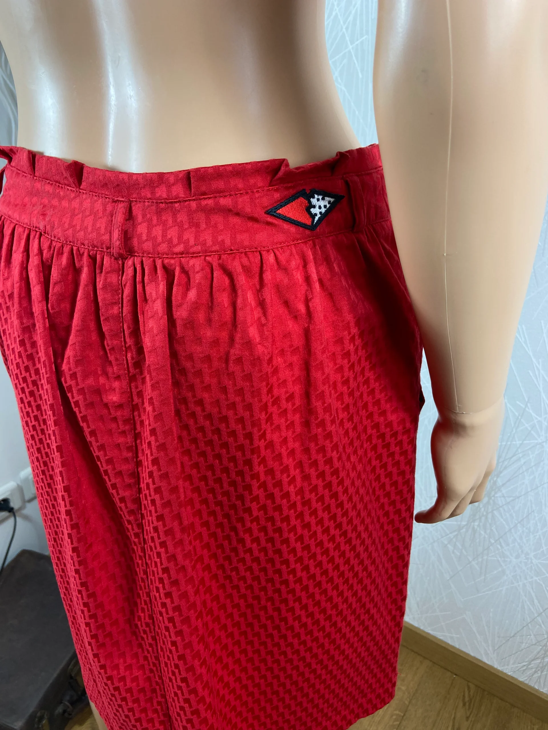 Jupe courte rouge coupe droite tissu imprimé géométrique Mado et les autres – Image 5