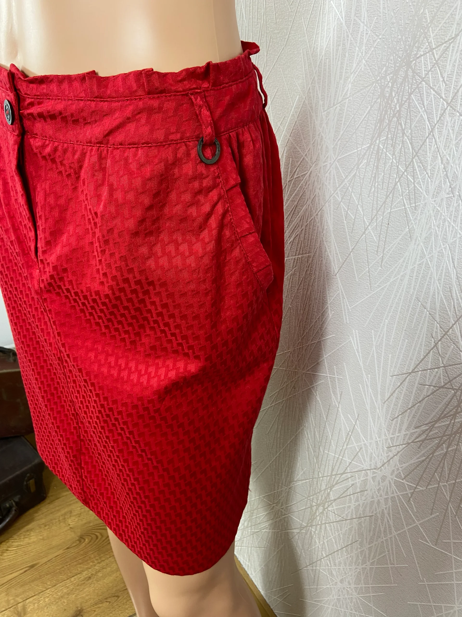 Jupe courte rouge coupe droite tissu imprimé géométrique Mado et les autres – Image 6