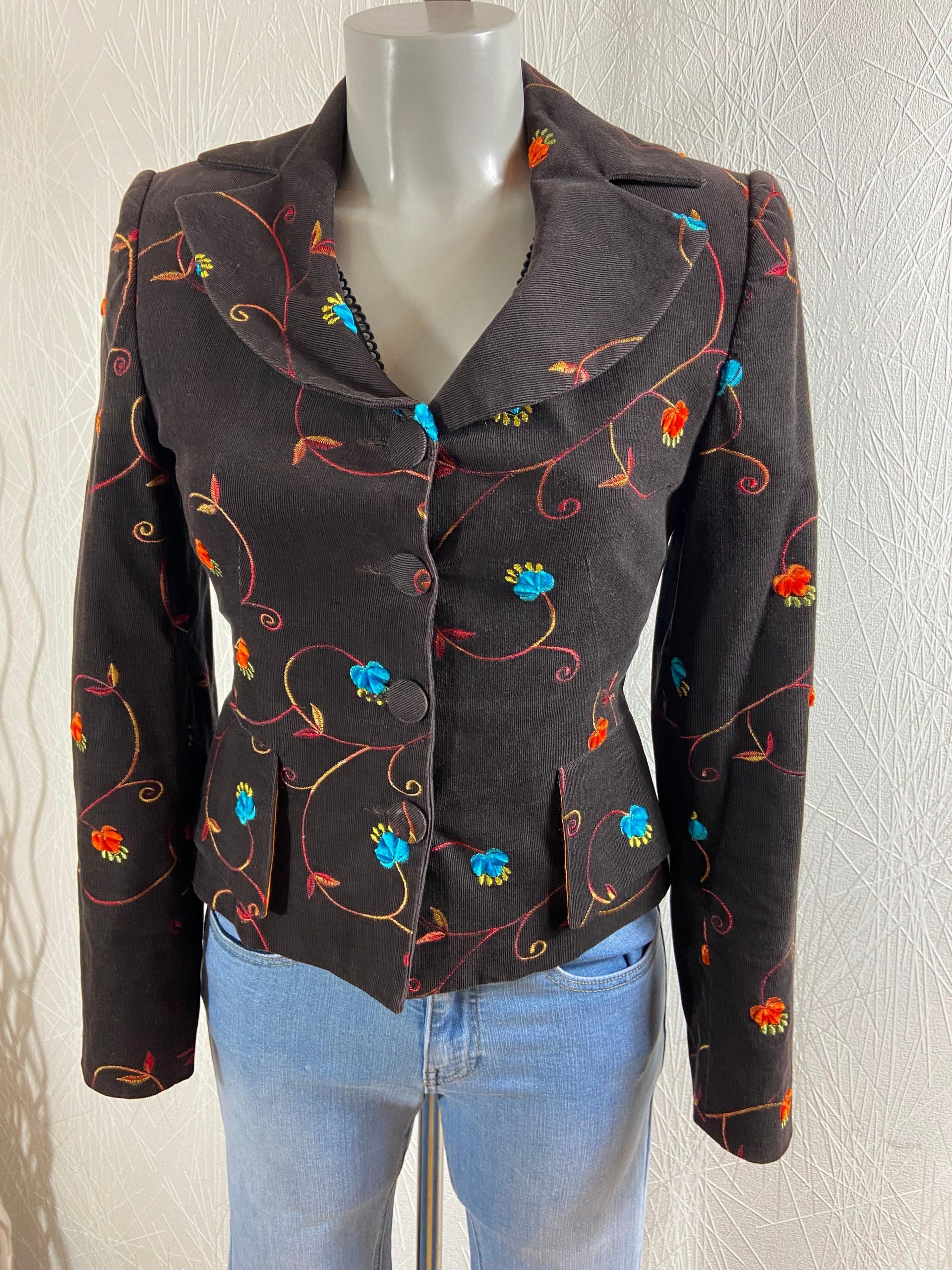 Veste brun foncé motifs fleurs brodées multicolores par Tabala Paris – Image 2
