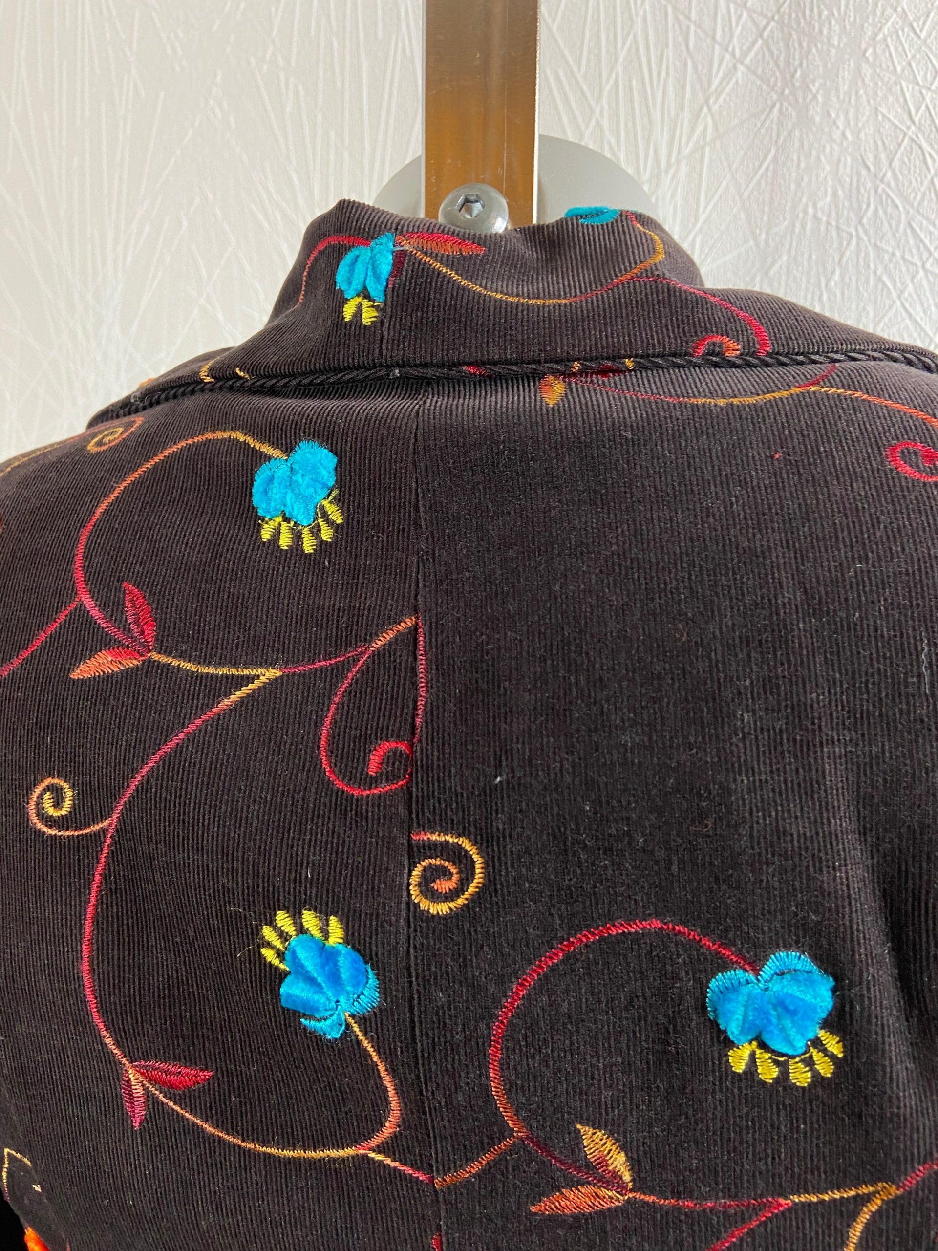 Veste brun foncé motifs fleurs brodées multicolores par Tabala Paris – Image 4