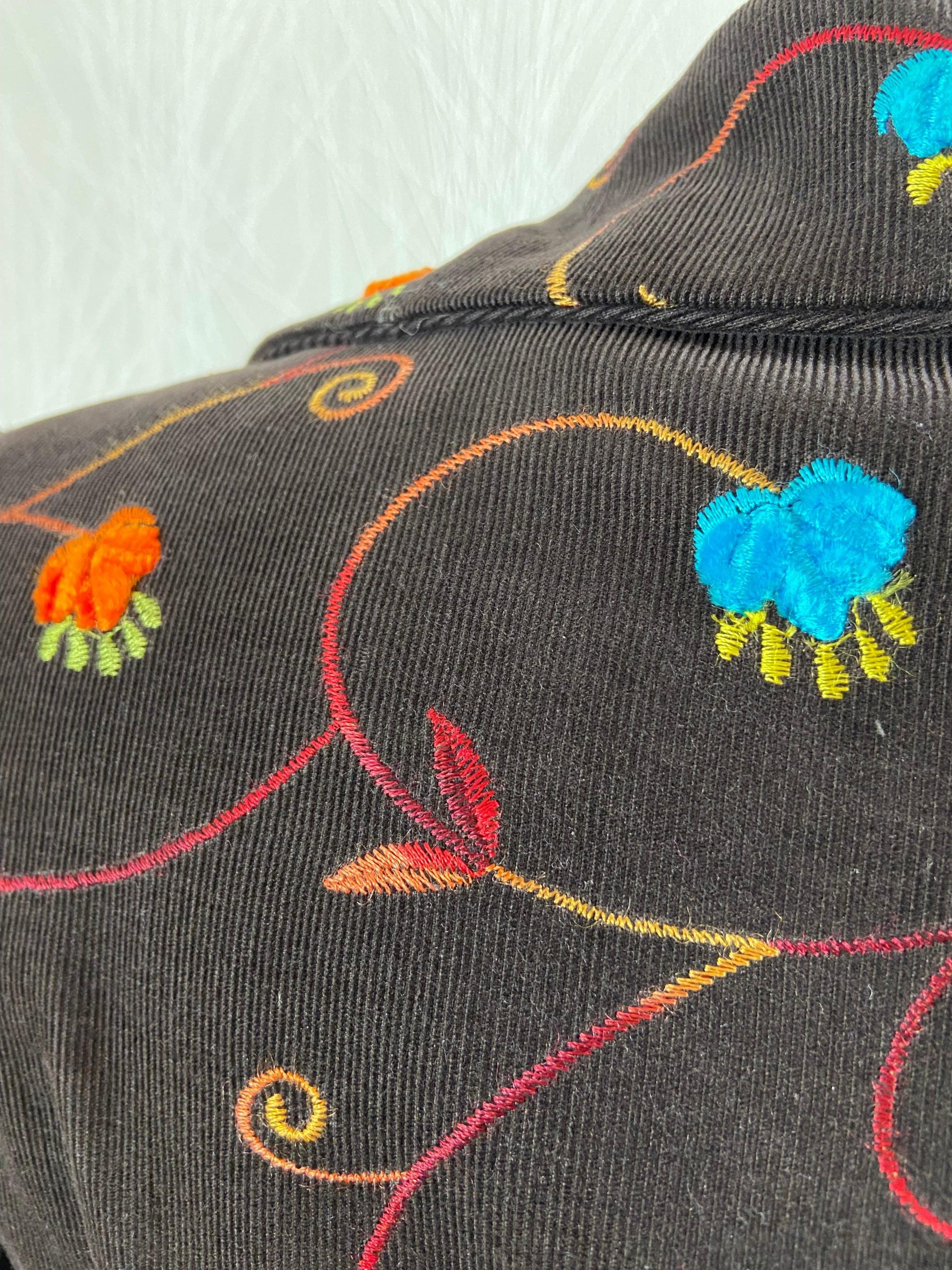 Veste brun foncé motifs fleurs brodées multicolores par Tabala Paris – Image 3