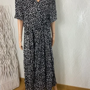 Robe cache-coeur noire à motifs fleuris coupe ample In Vogue