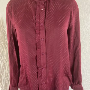 Chemisier élégant rouge bordeaux Sweed Paris