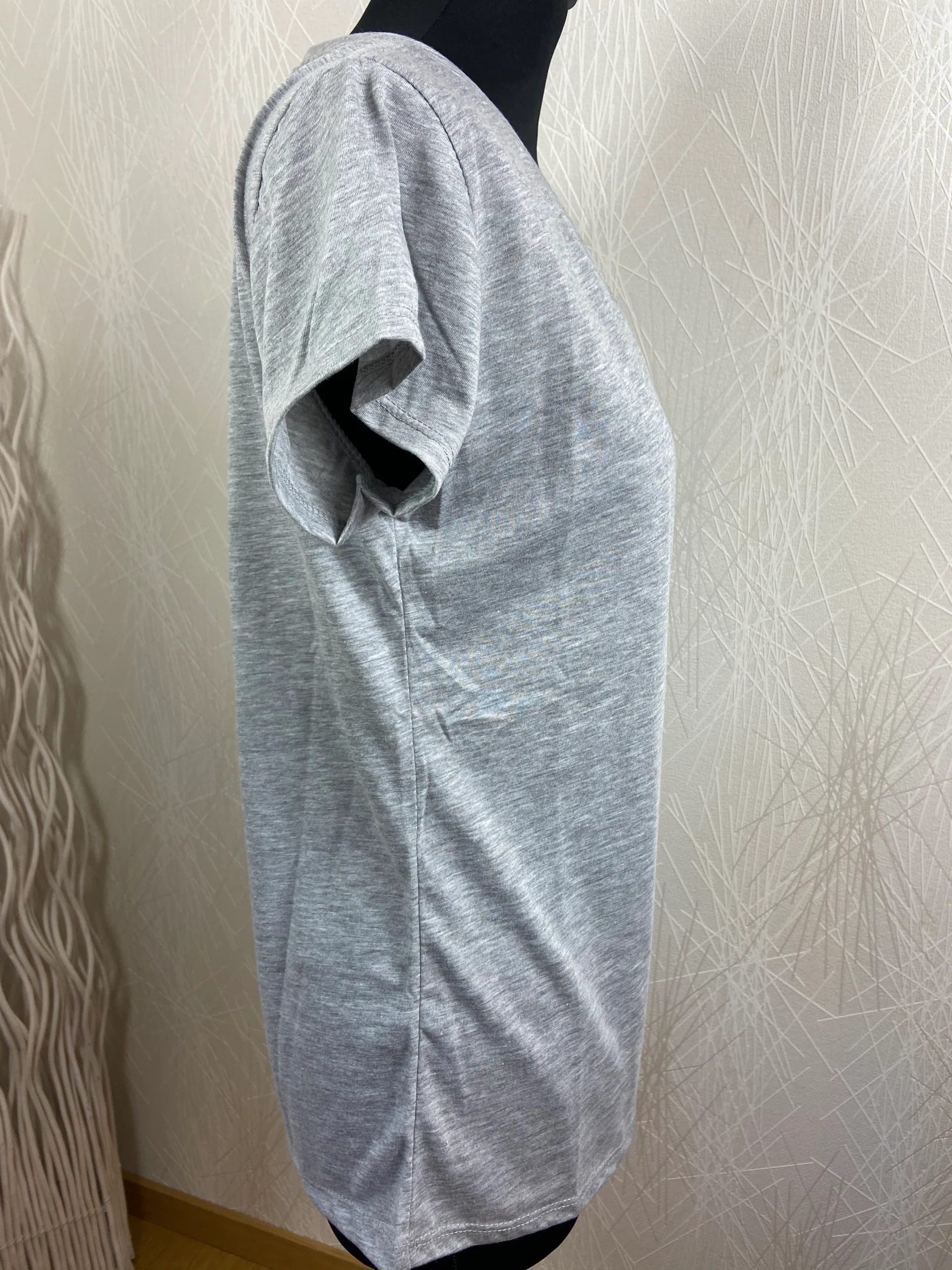T-shirt manches courtes col V gris Adilynn – Image 4