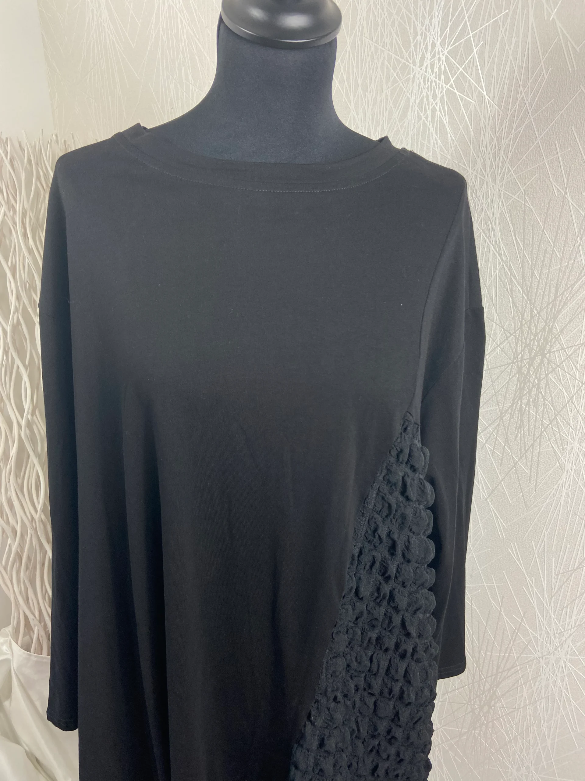 Robe longue noire tissu gauffré manches longues grande taille F&2 – Image 4