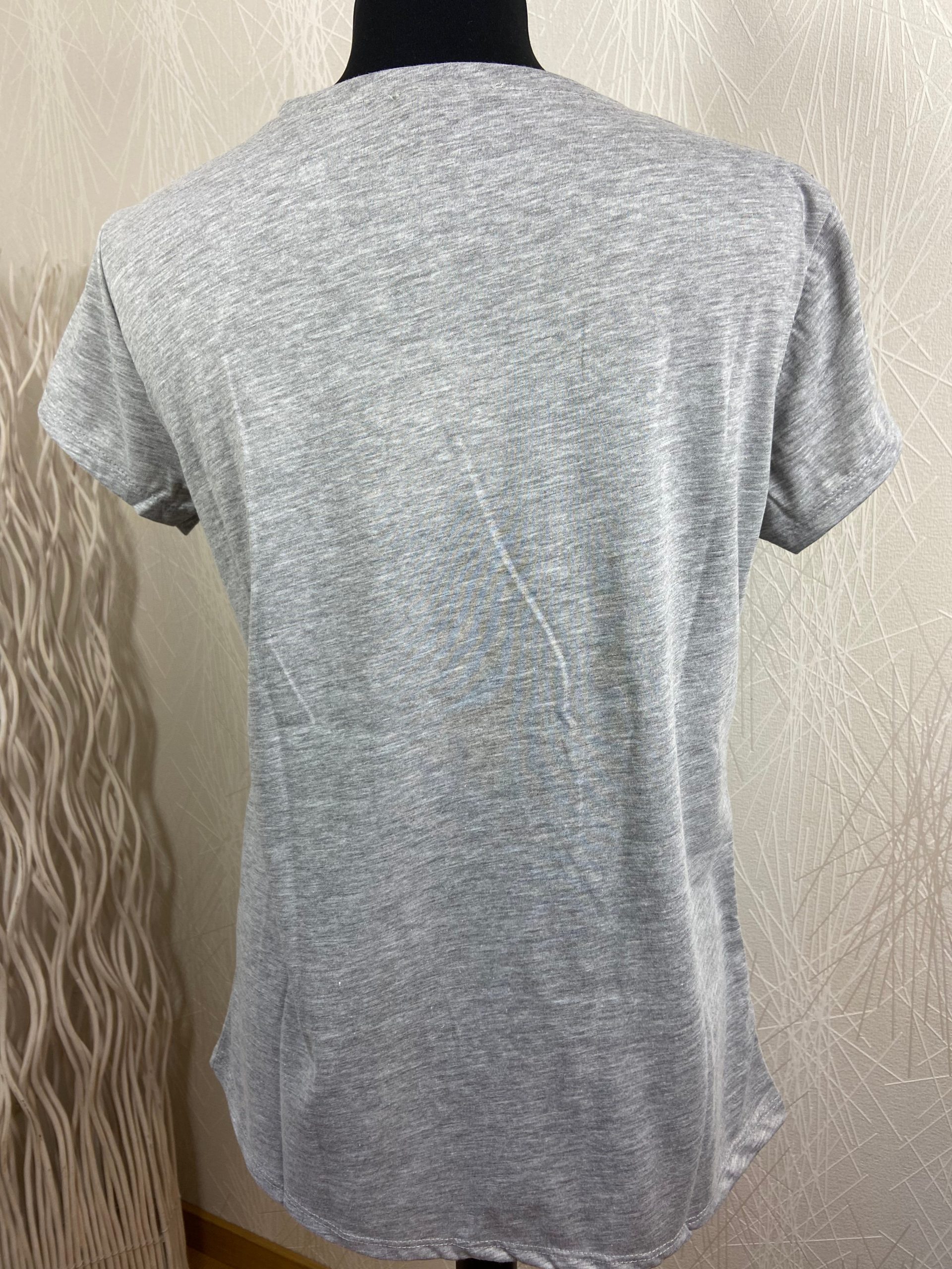 T-shirt manches courtes col V gris Adilynn – Image 5