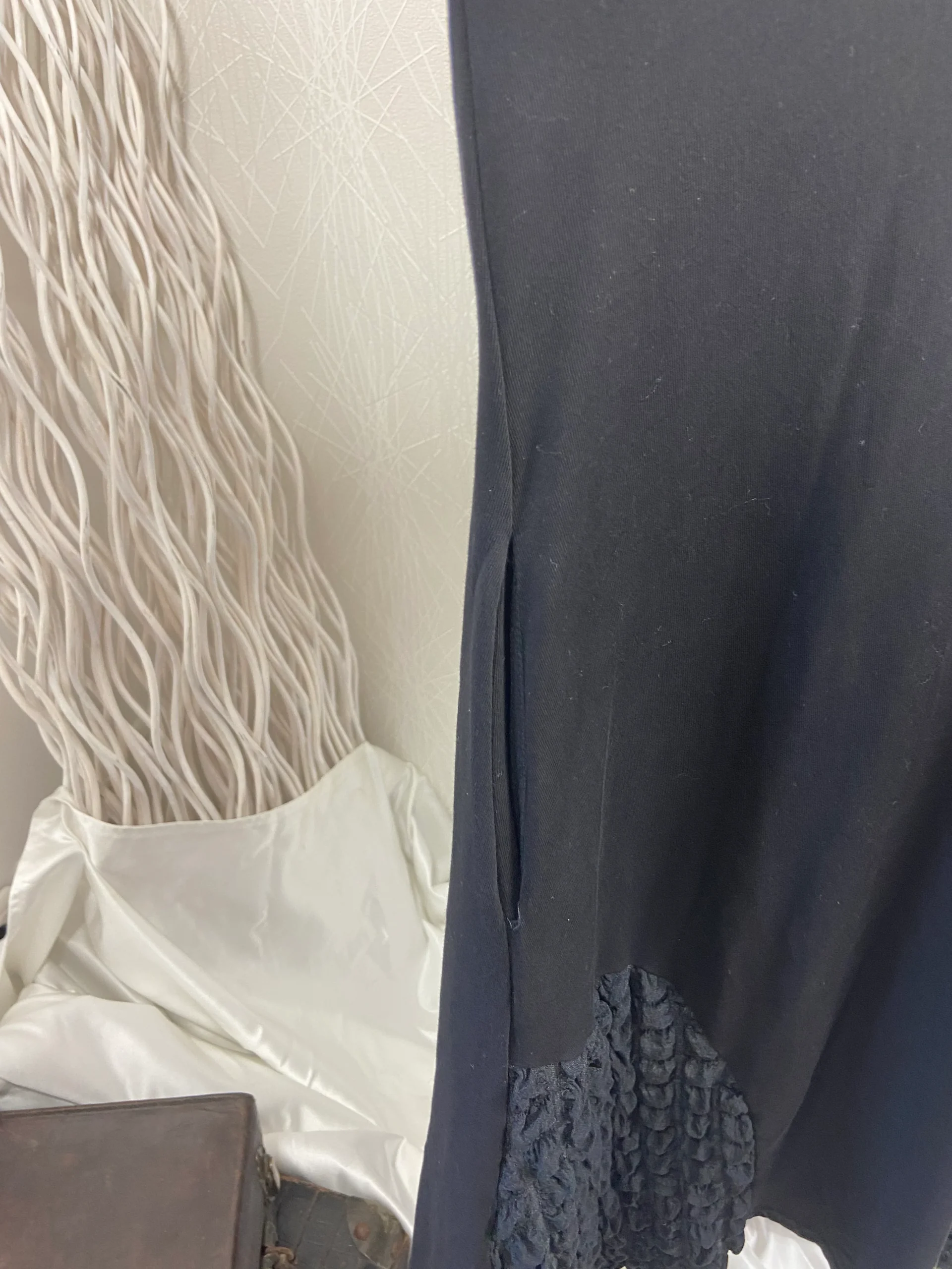 Robe longue noire tissu gauffré manches longues grande taille F&2 – Image 6