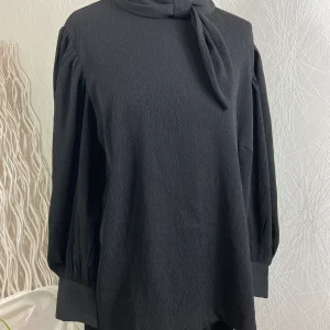 Blouse noire manches longues flot tissu crêpe stretch Véro Moda